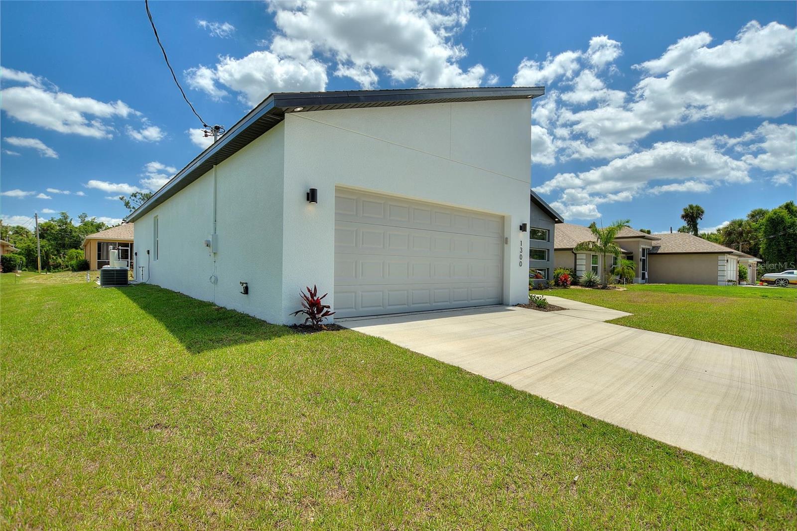 Listing photo id 7 for 421 19th Terrace