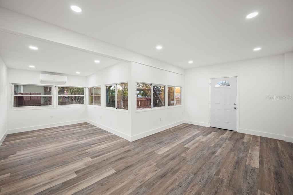 Image 4 of 26 For 5925 Hilltop Lane W