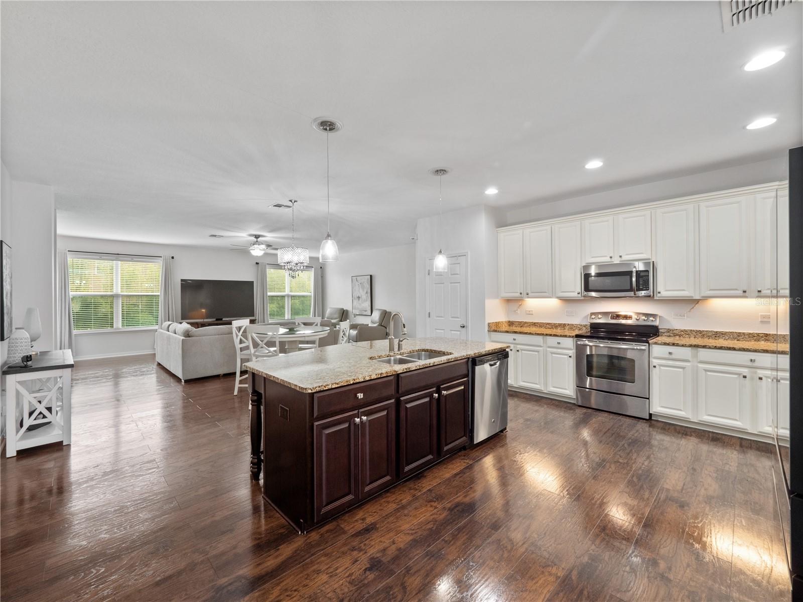 Image 24 of 98 For 780 Daisy Hill Court