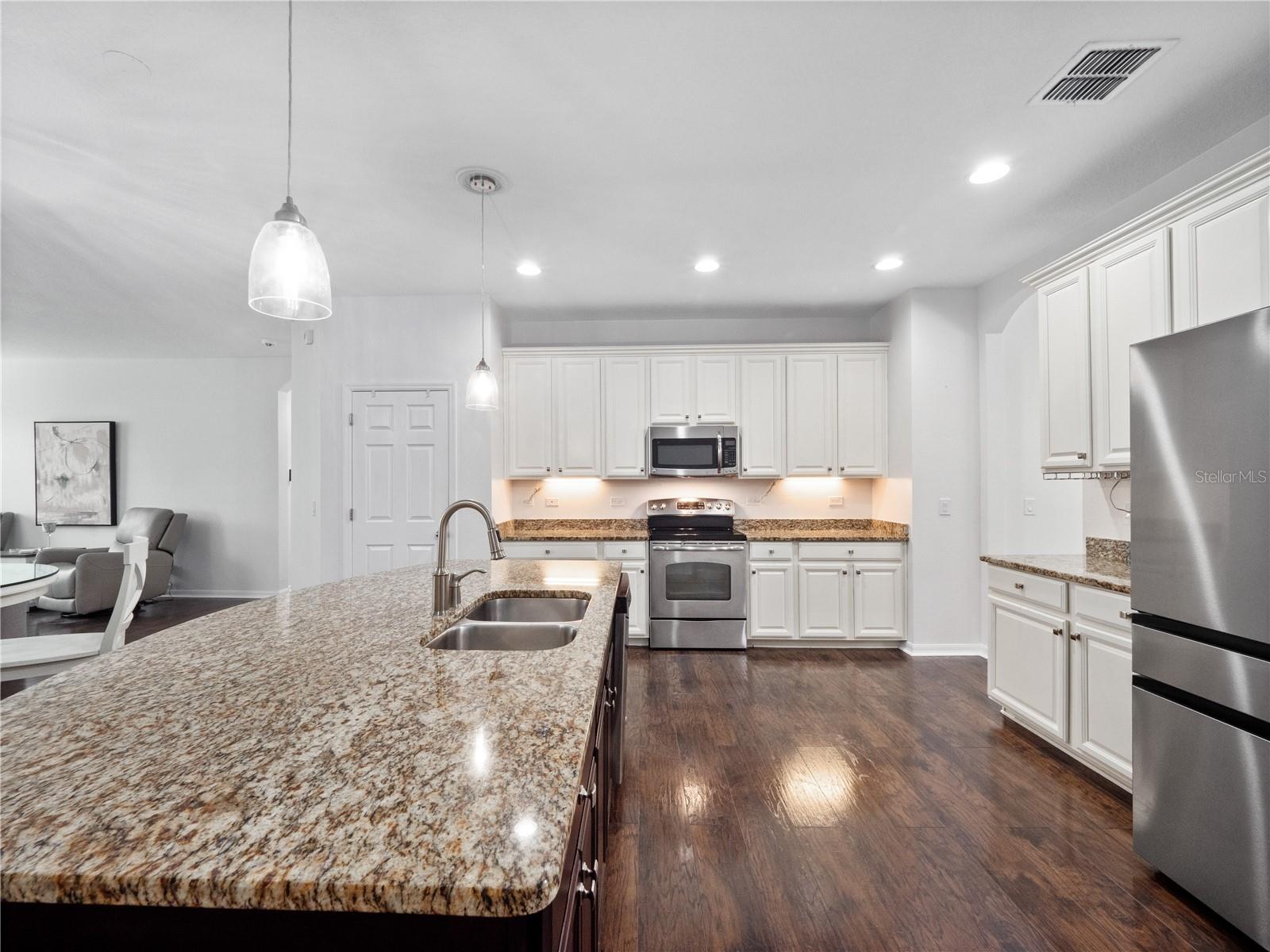 Image 31 of 98 For 780 Daisy Hill Court