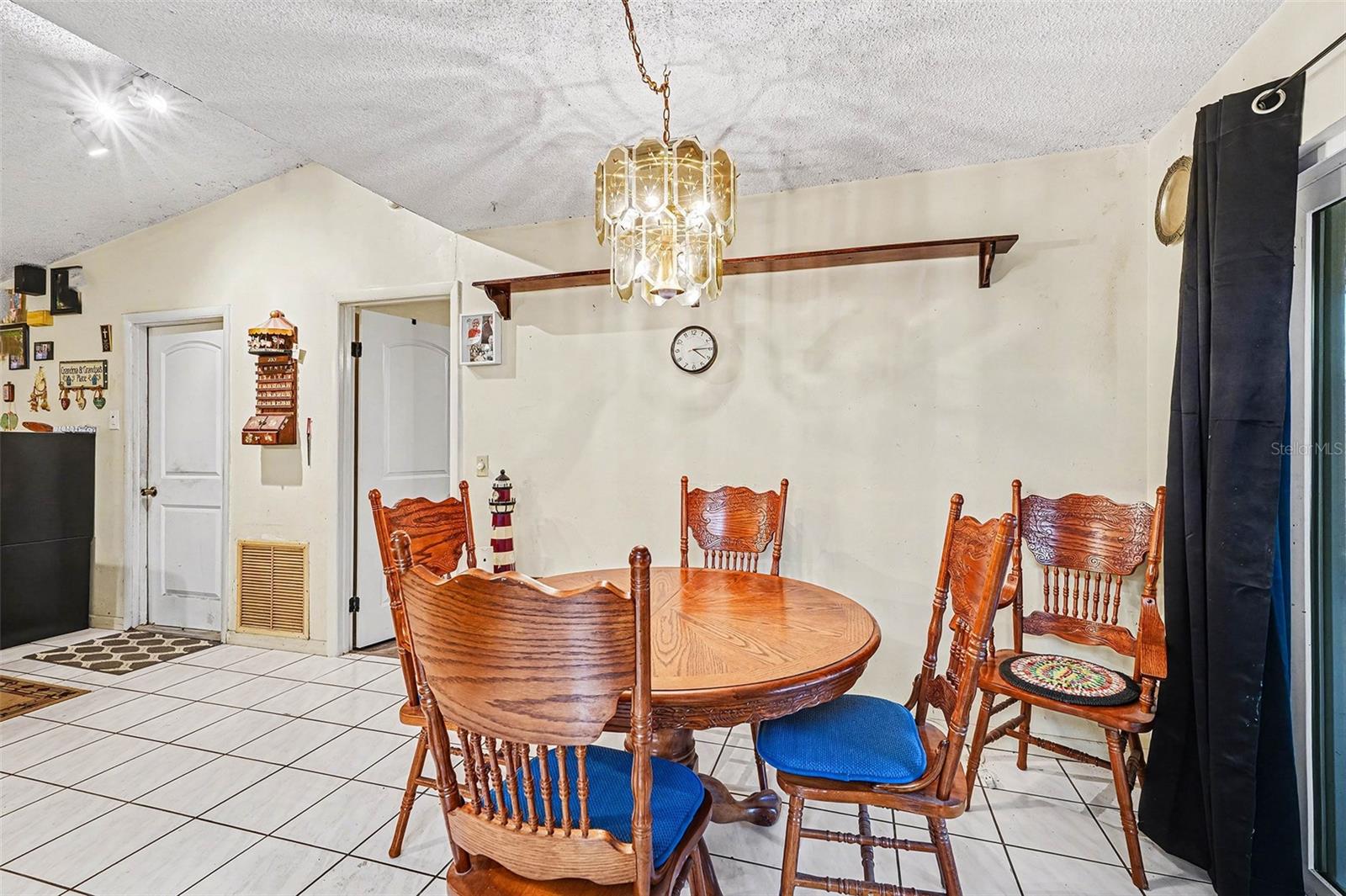 Image 6 of 21 For 3808 Arrowsmith Drive 7