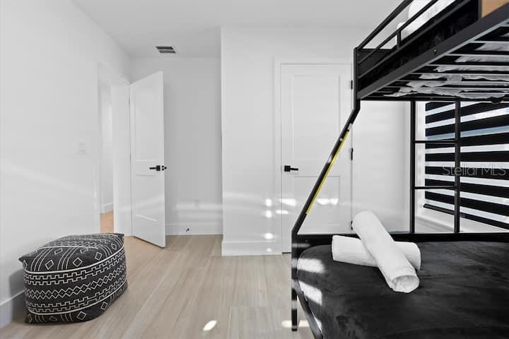 Image 21 of 47 For 860 Denning Drive