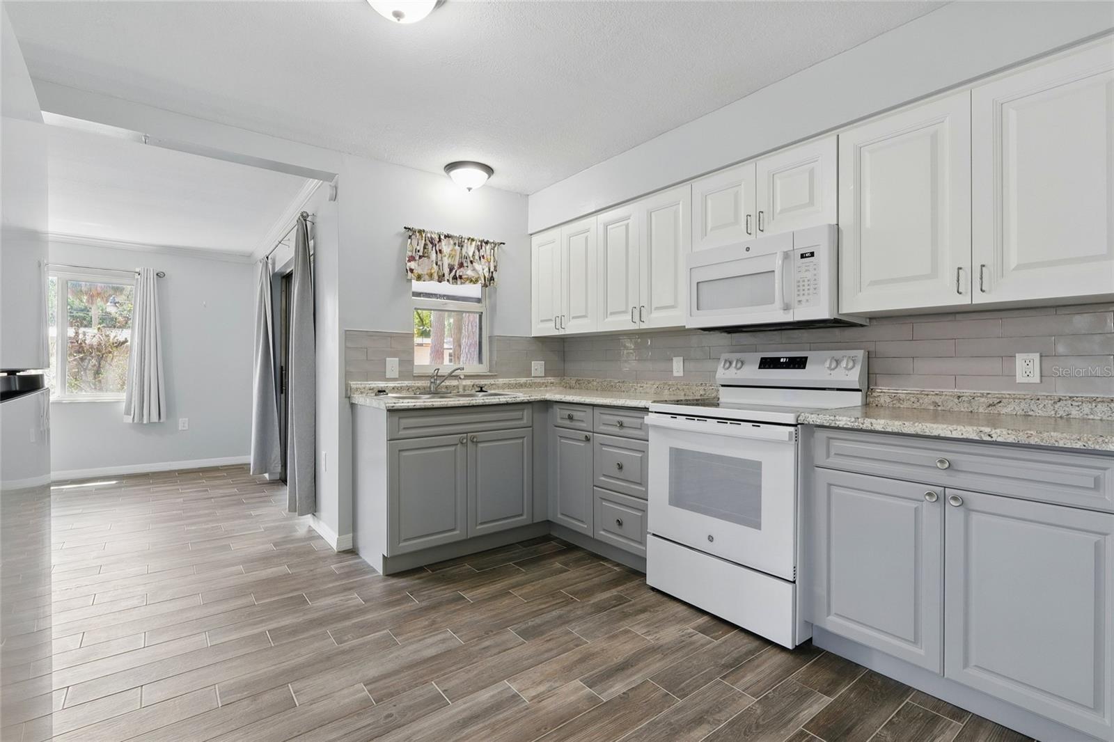 Image 4 of 31 For 7214 Oakwood Drive