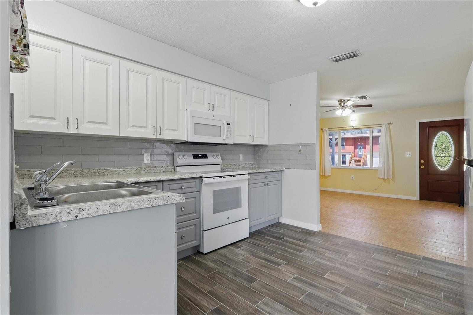 Image 5 of 31 For 7214 Oakwood Drive