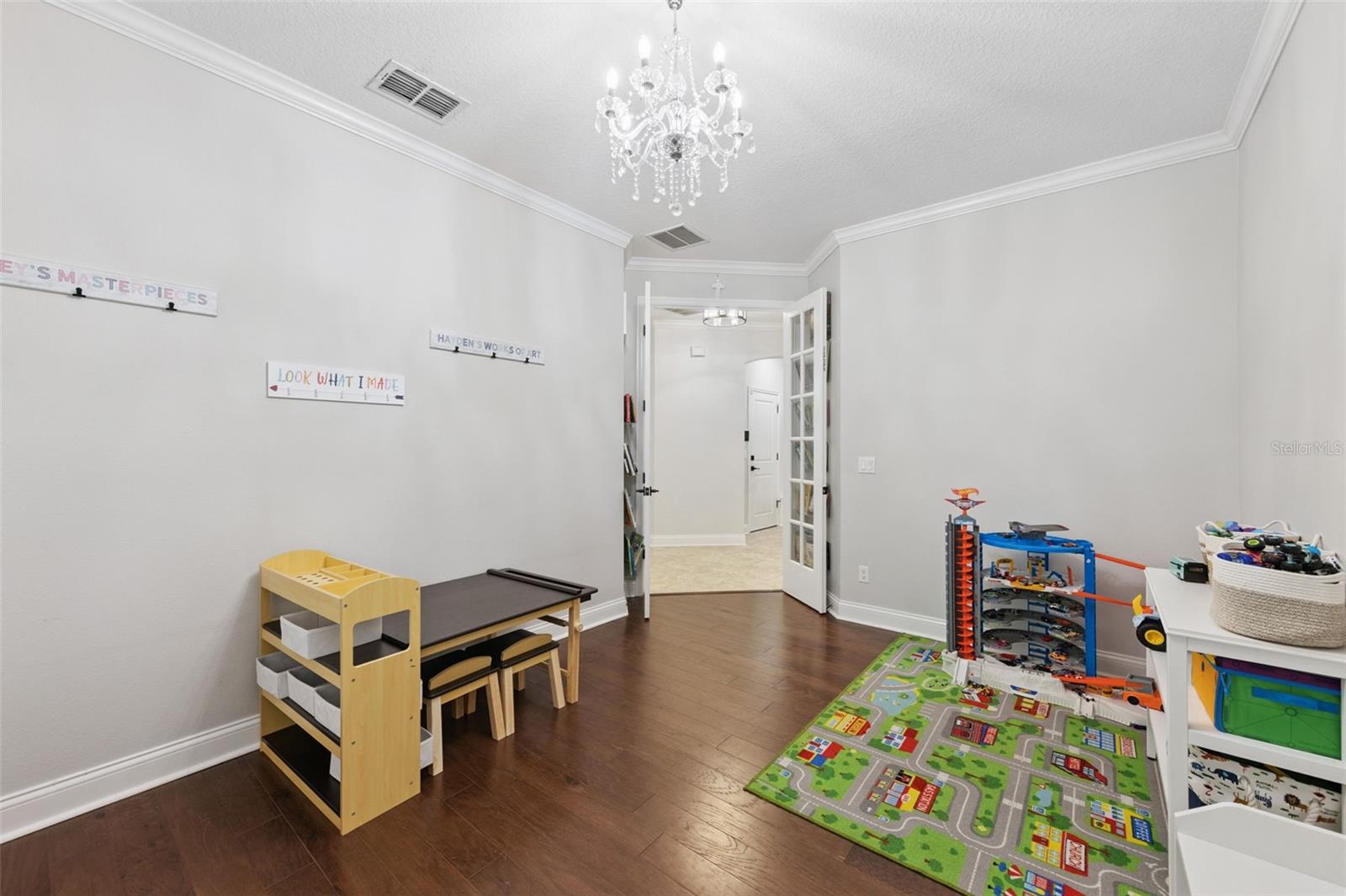 Listing photo id 15 for 8816 Andreas Avenue