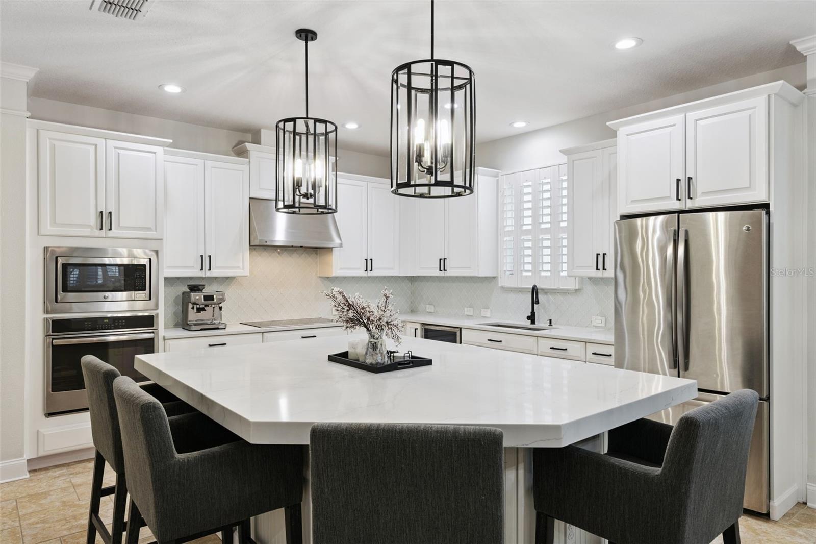 Listing photo id 0 for 8816 Andreas Avenue