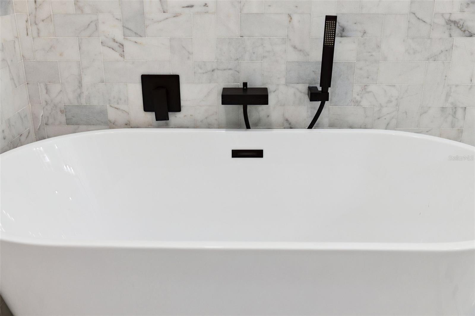 Listing photo id 23 for 8816 Andreas Avenue