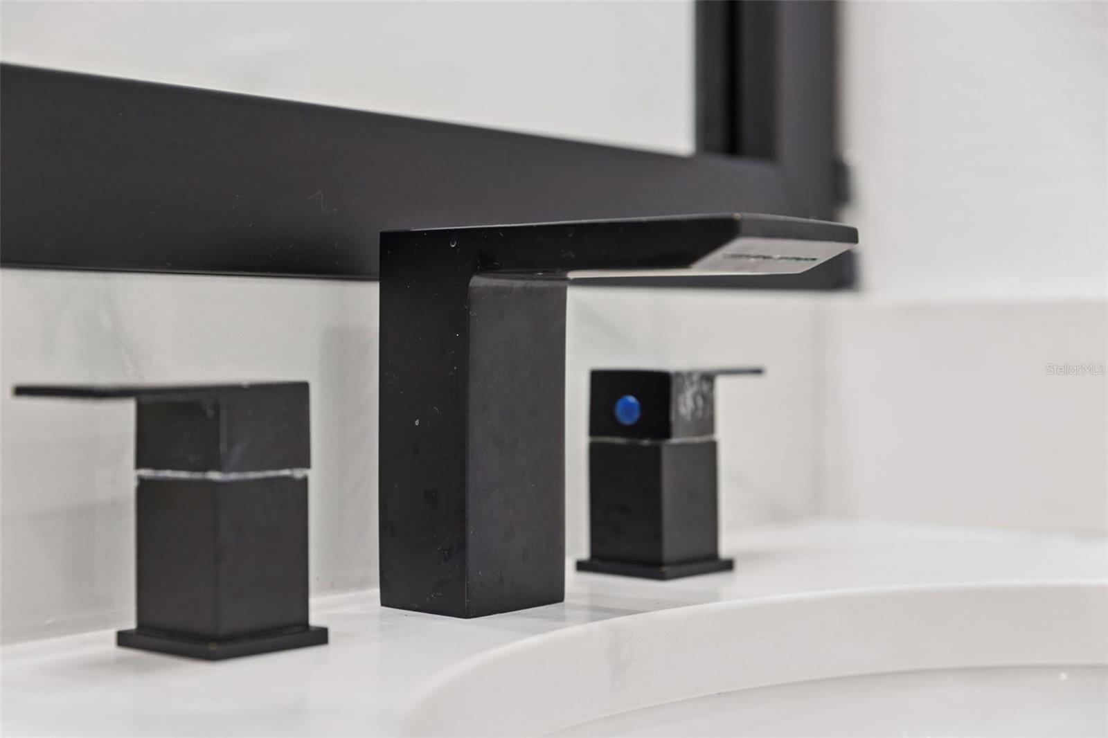 Listing photo id 24 for 8816 Andreas Avenue