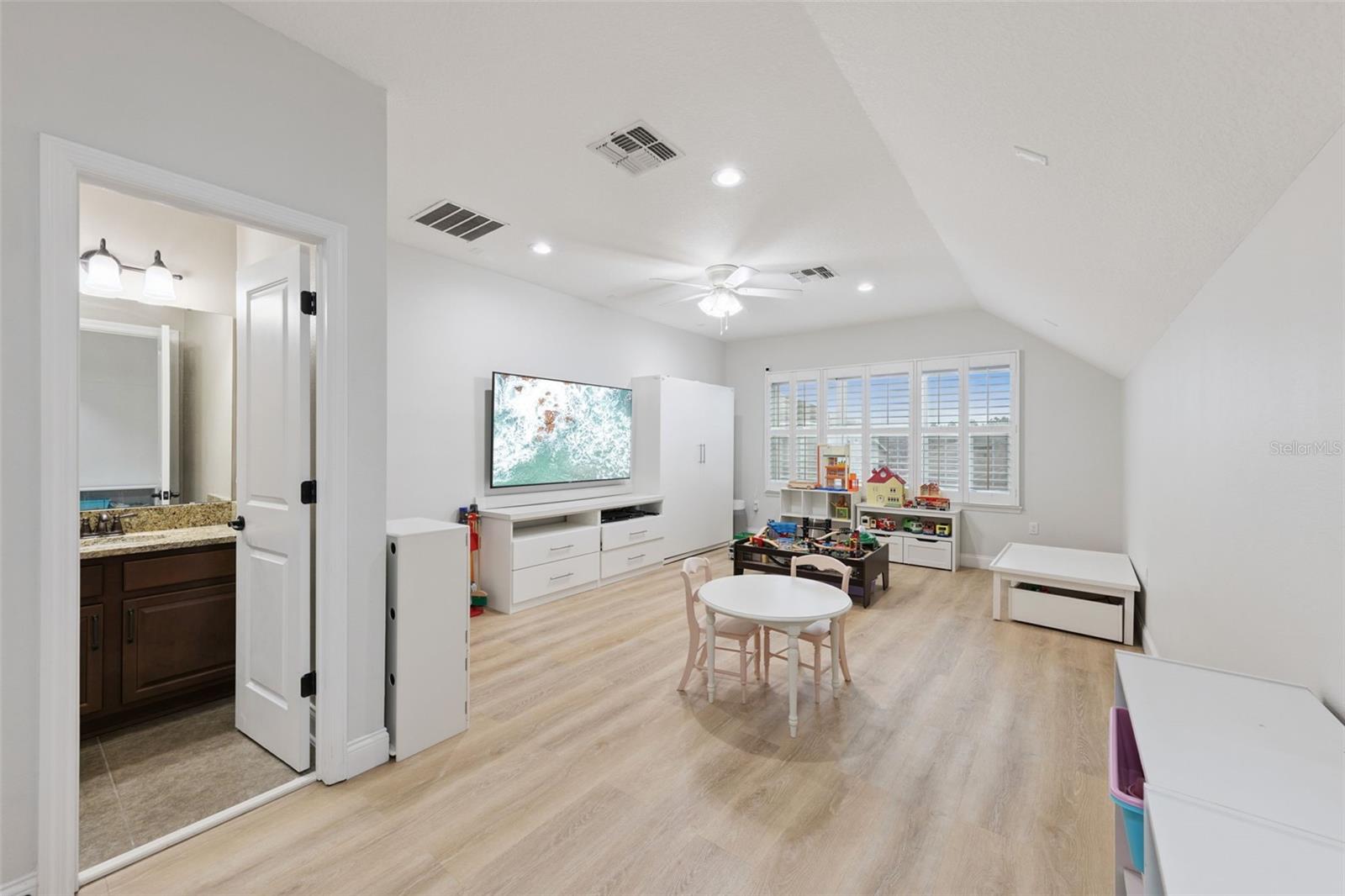 Listing photo id 30 for 8816 Andreas Avenue