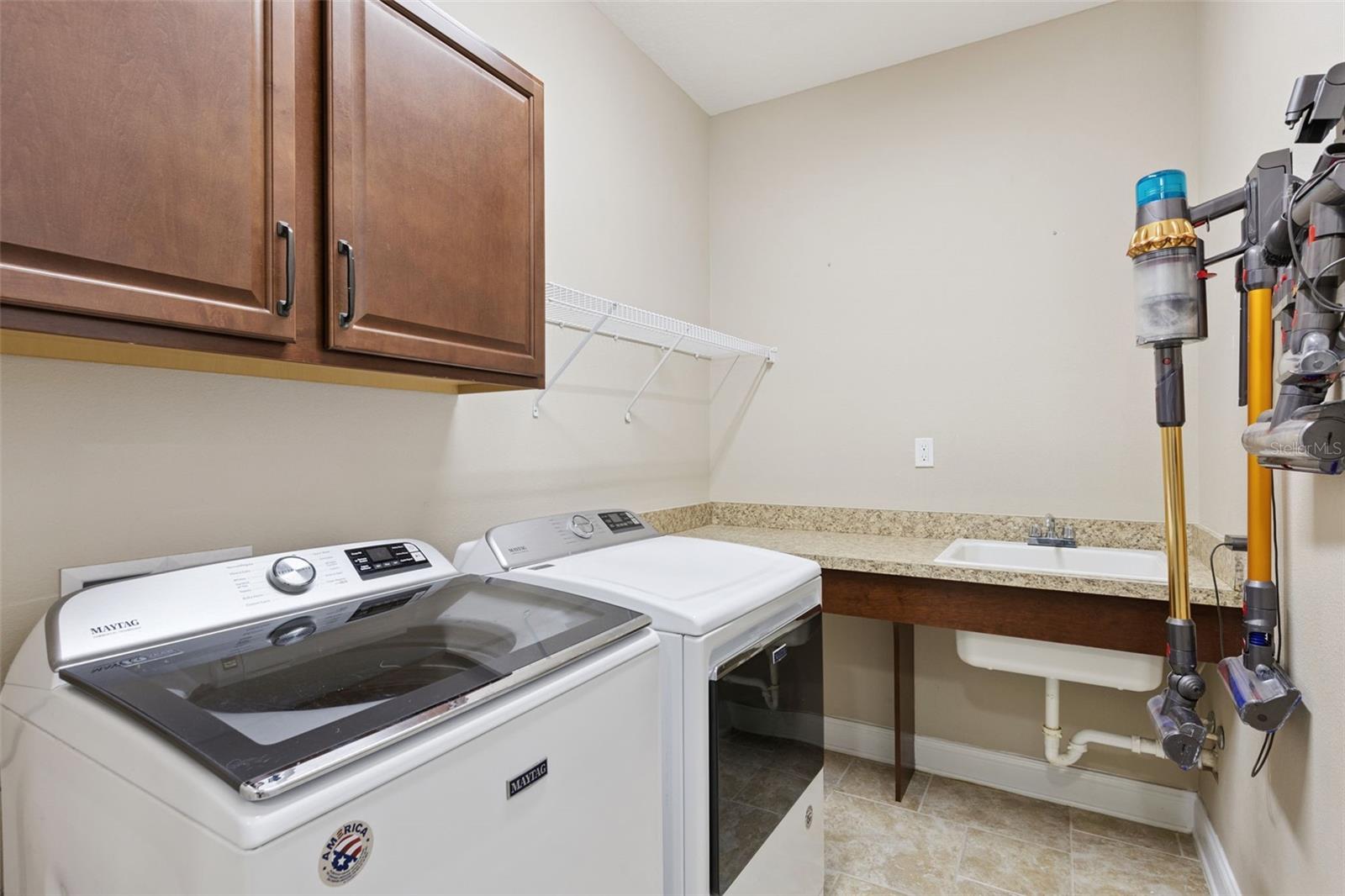 Listing photo id 32 for 8816 Andreas Avenue