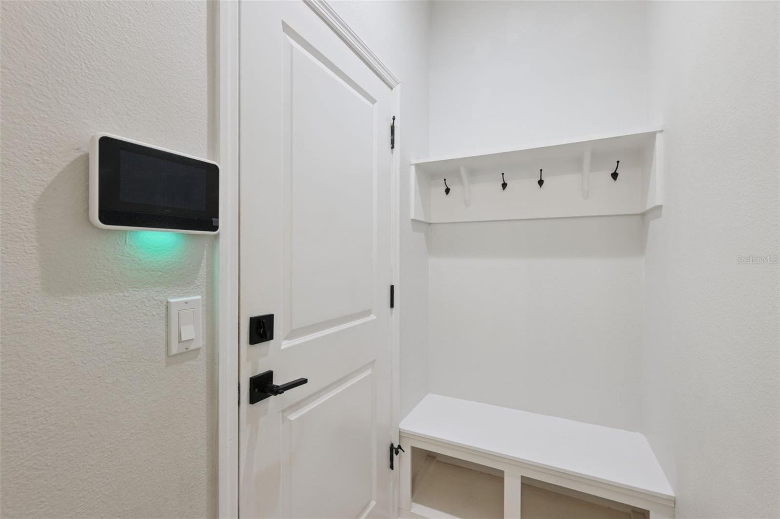 Listing photo id 33 for 8816 Andreas Avenue