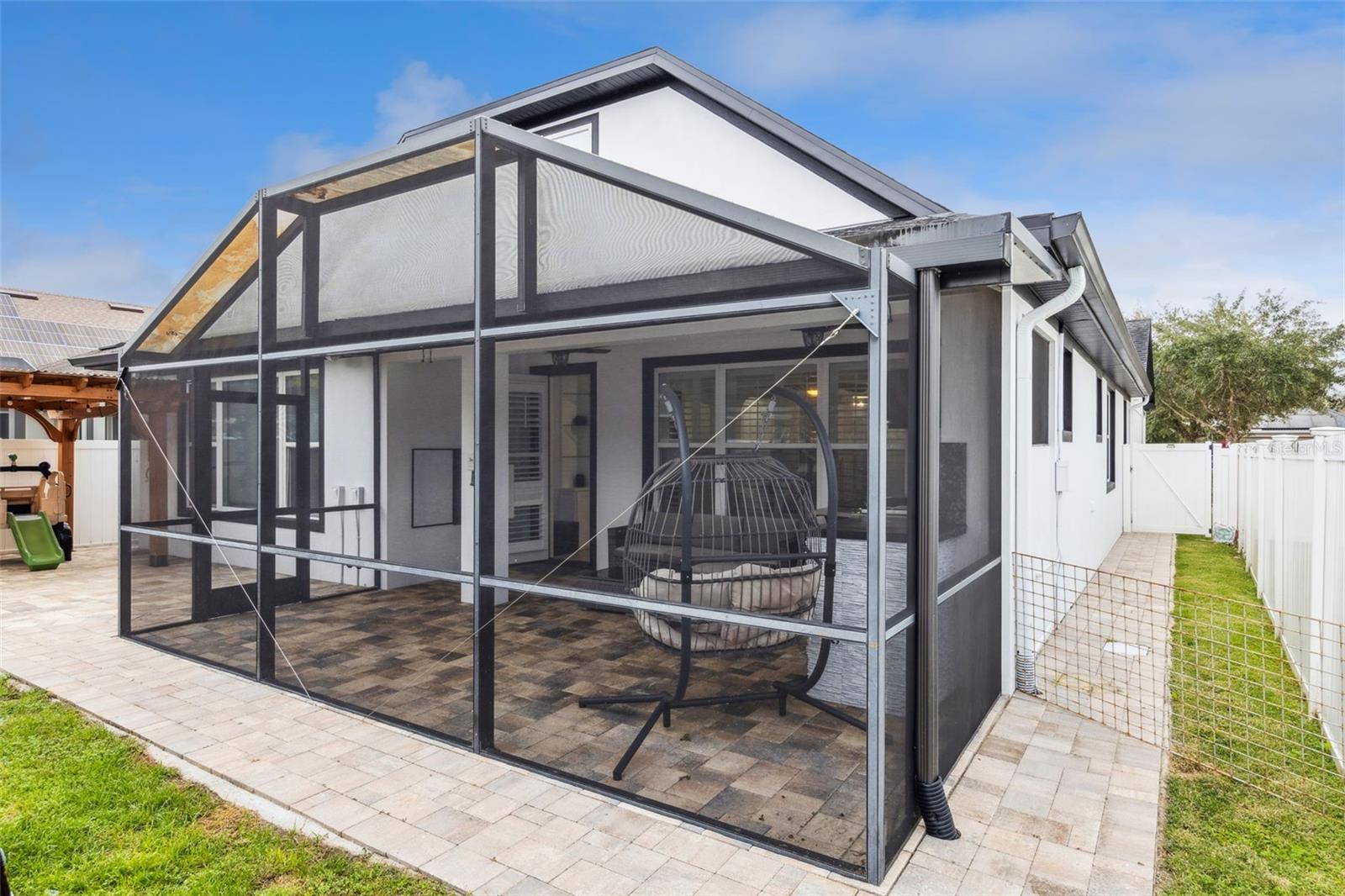 Listing photo id 36 for 8816 Andreas Avenue