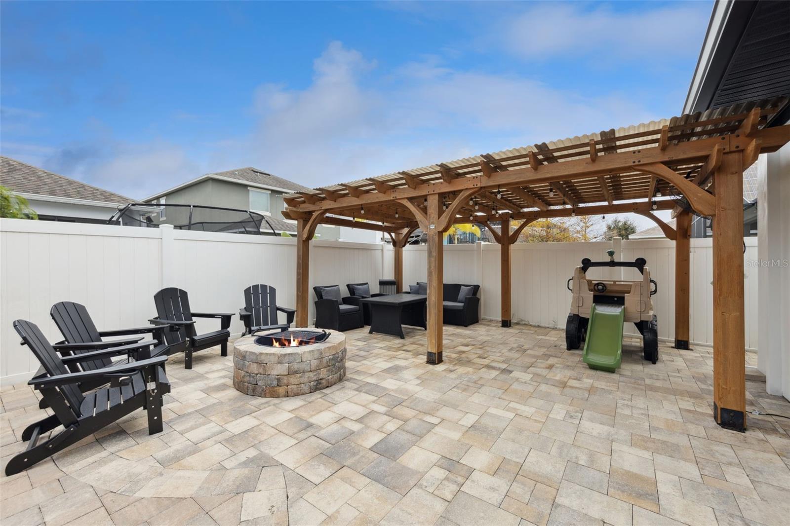 Listing photo id 37 for 8816 Andreas Avenue