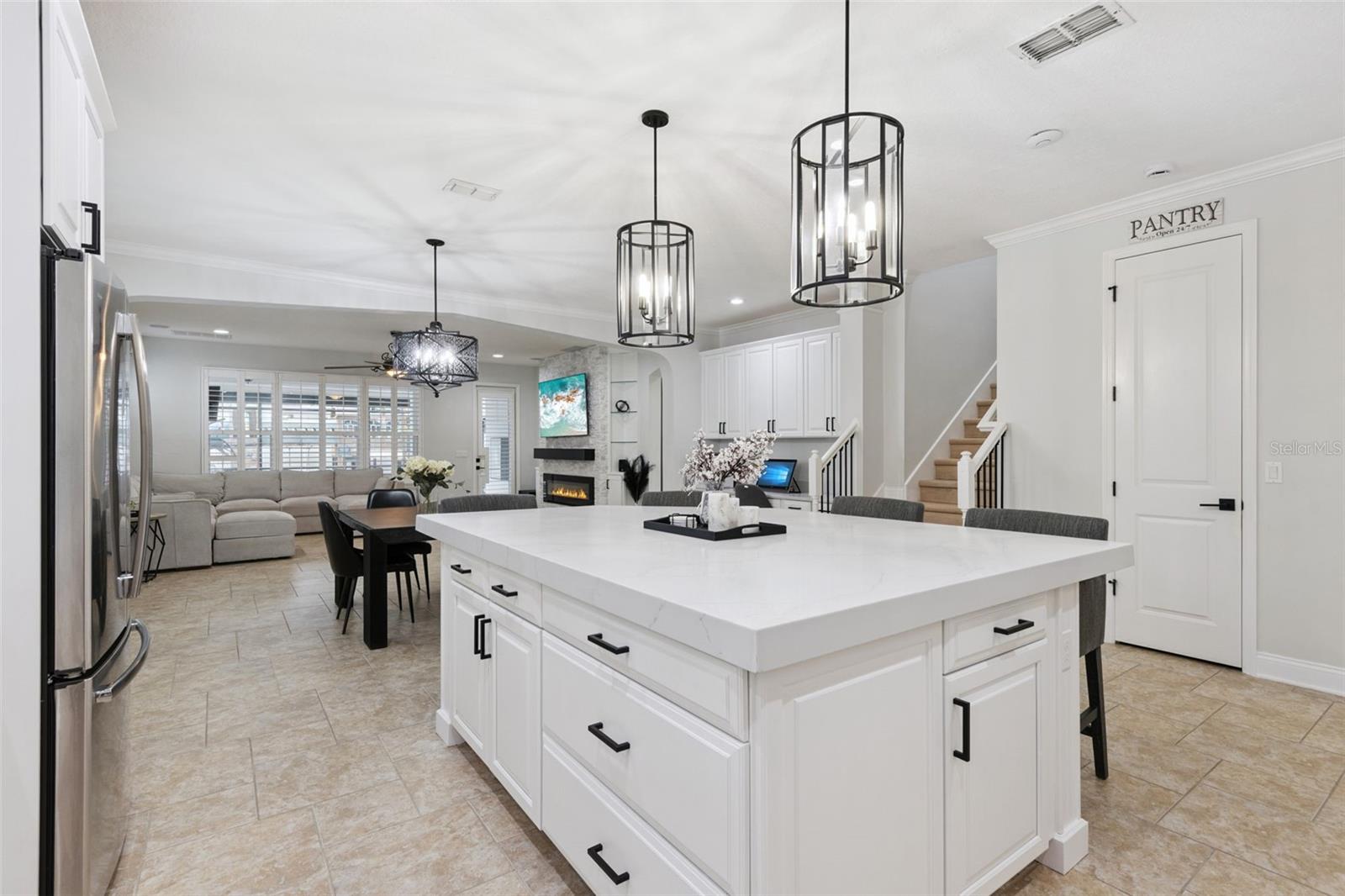 Listing photo id 2 for 8816 Andreas Avenue