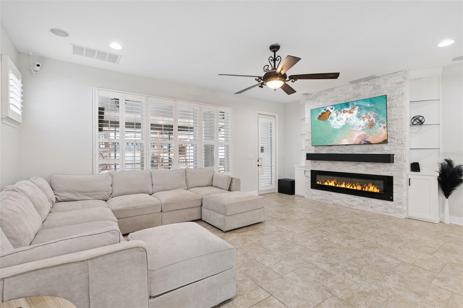 Listing photo id 3 for 8816 Andreas Avenue