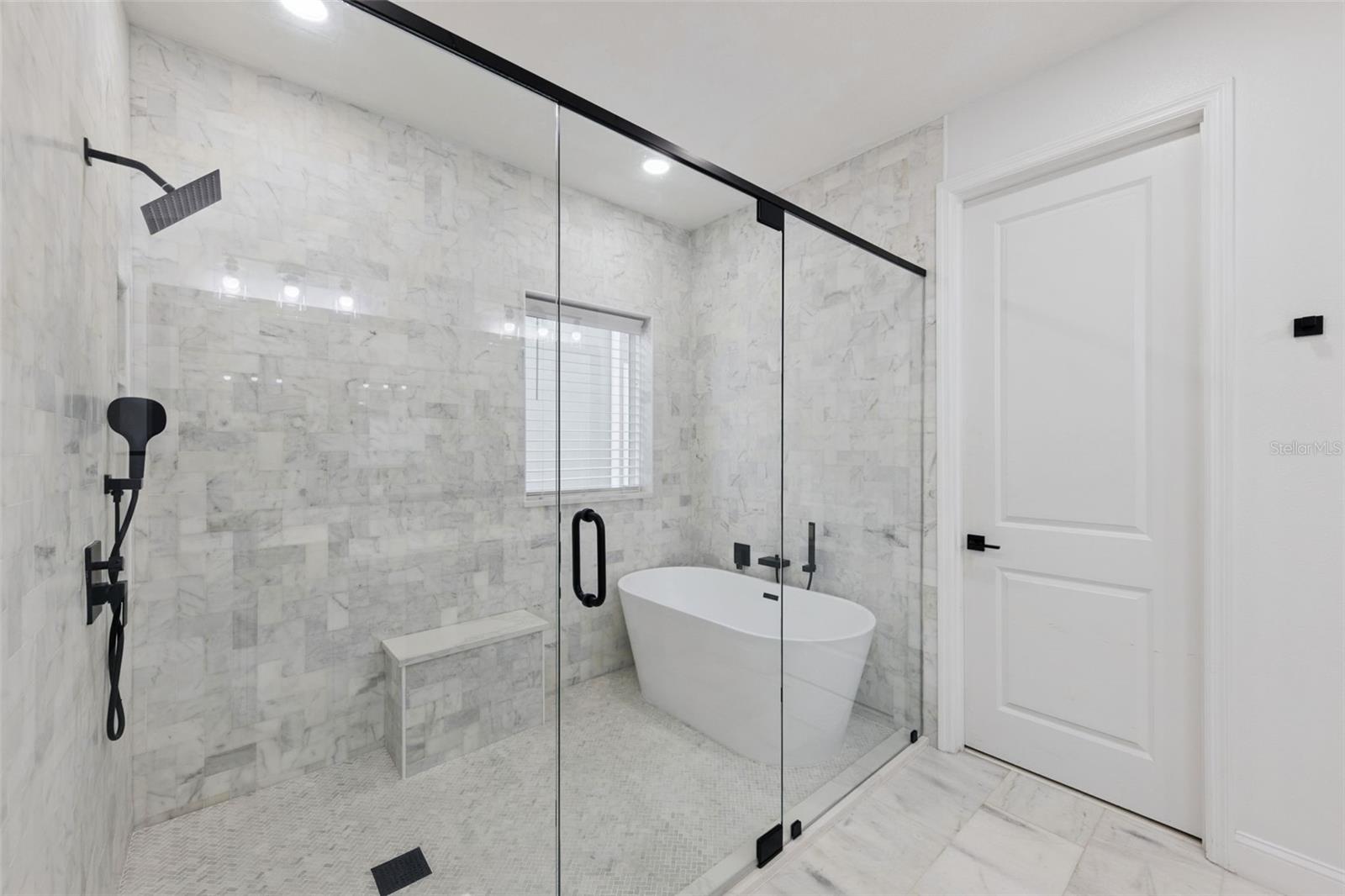 Listing photo id 5 for 8816 Andreas Avenue