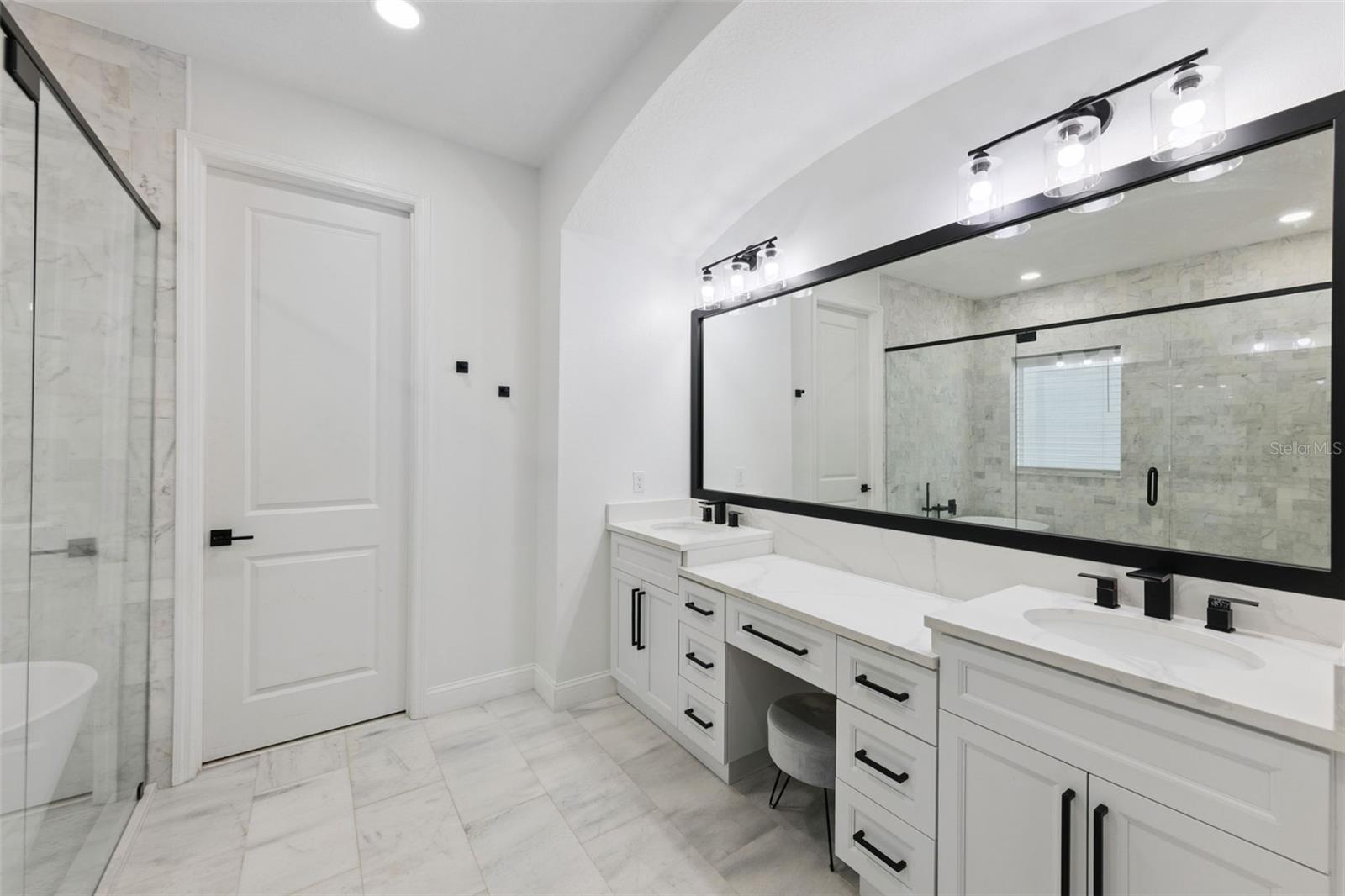 Listing photo id 6 for 8816 Andreas Avenue