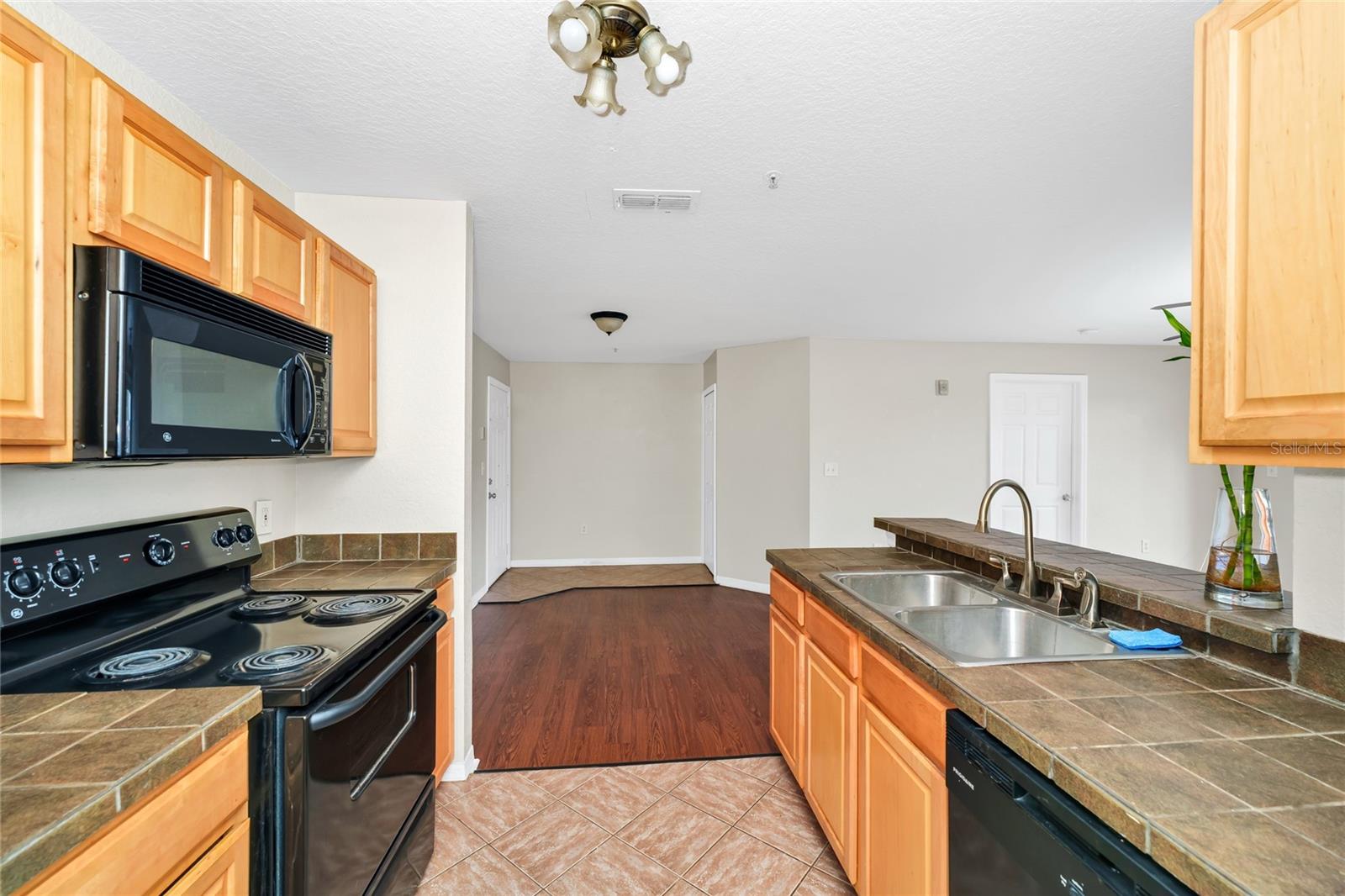 Image 12 of 31 For 5483 Vineland Road 10101