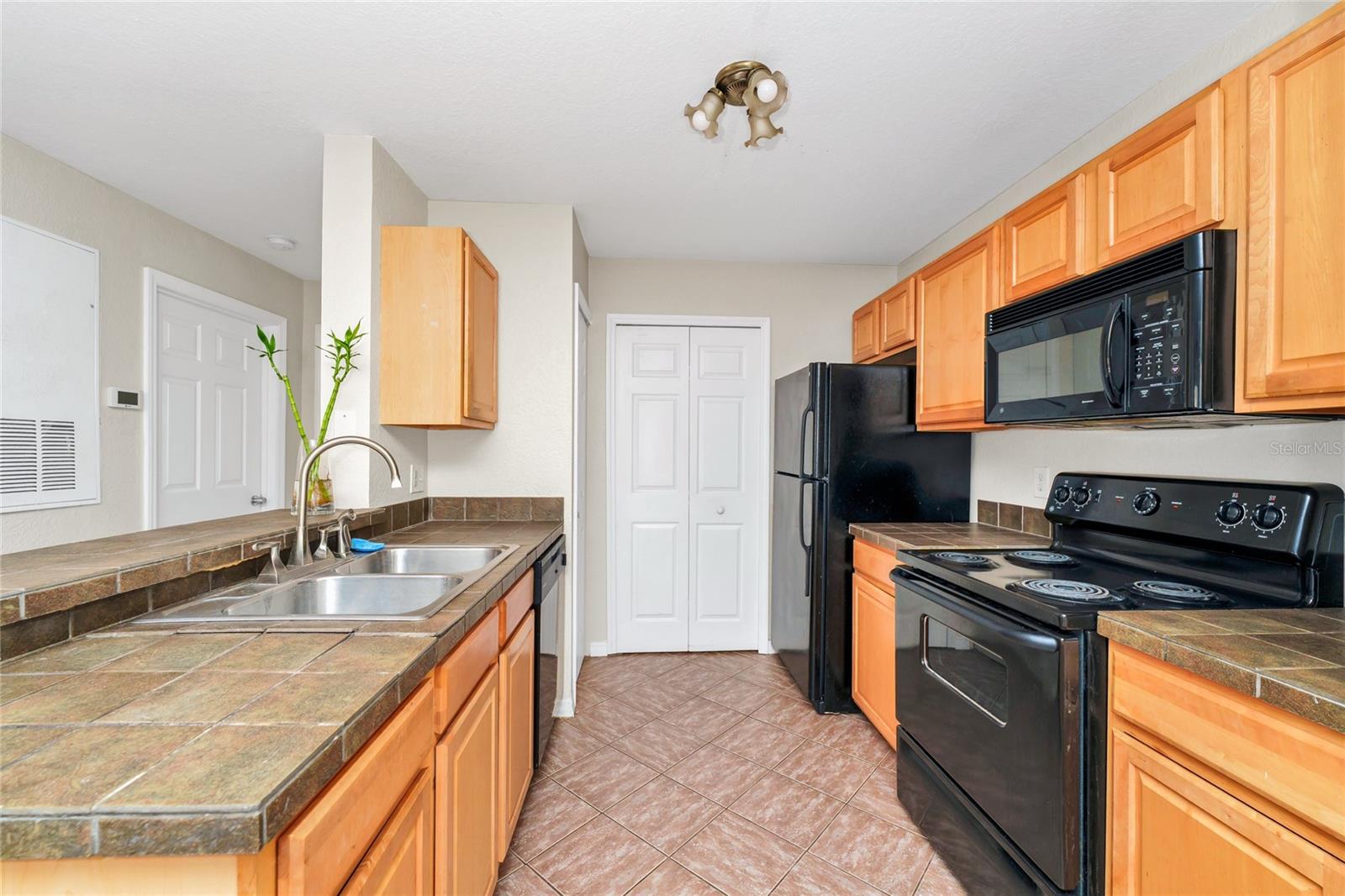 Image 7 of 31 For 5483 Vineland Road 10101