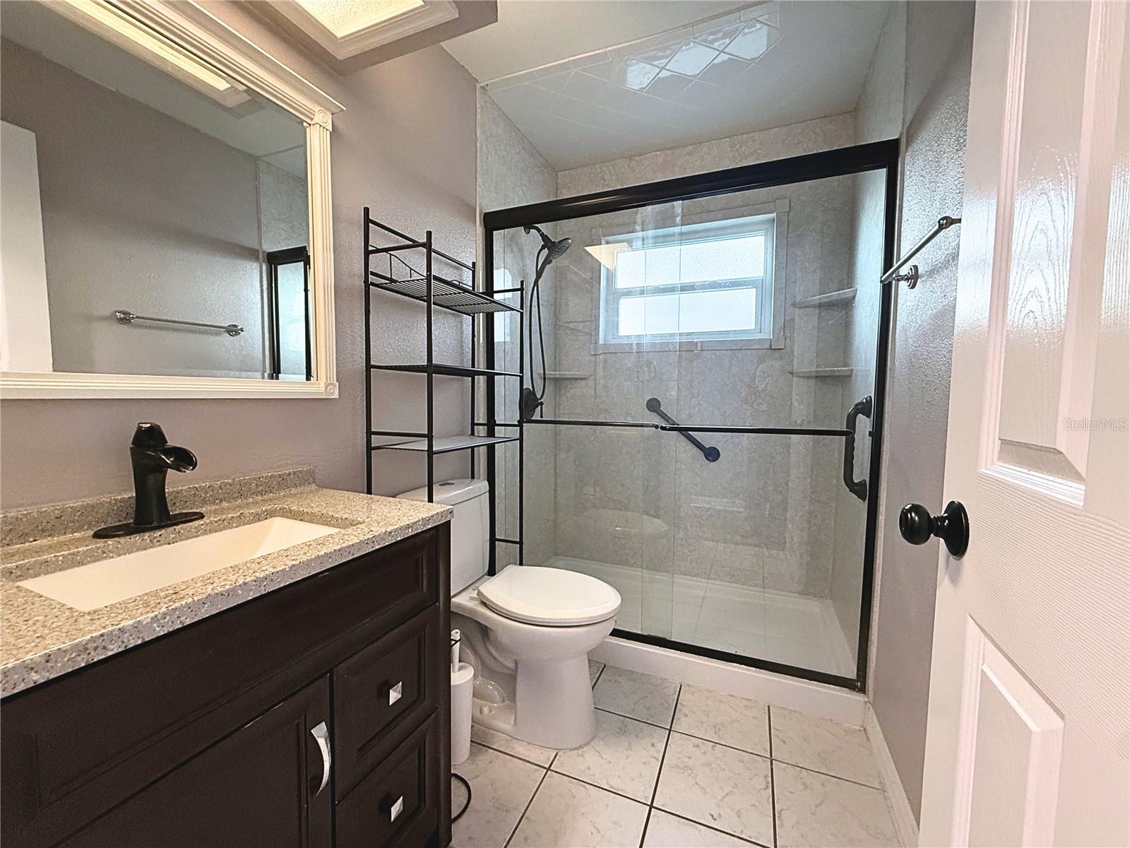 Image 18 of 27 For 926 Everett Street