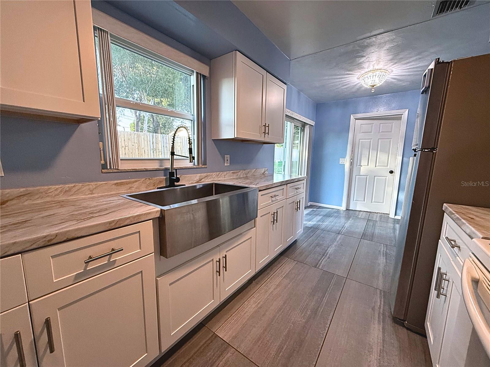 Image 8 of 27 For 926 Everett Street