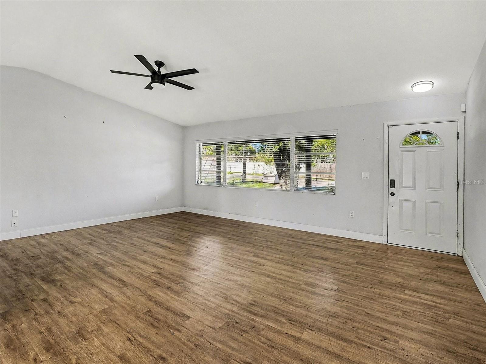 Image 5 of 36 For 1412 Lakecrest Drive