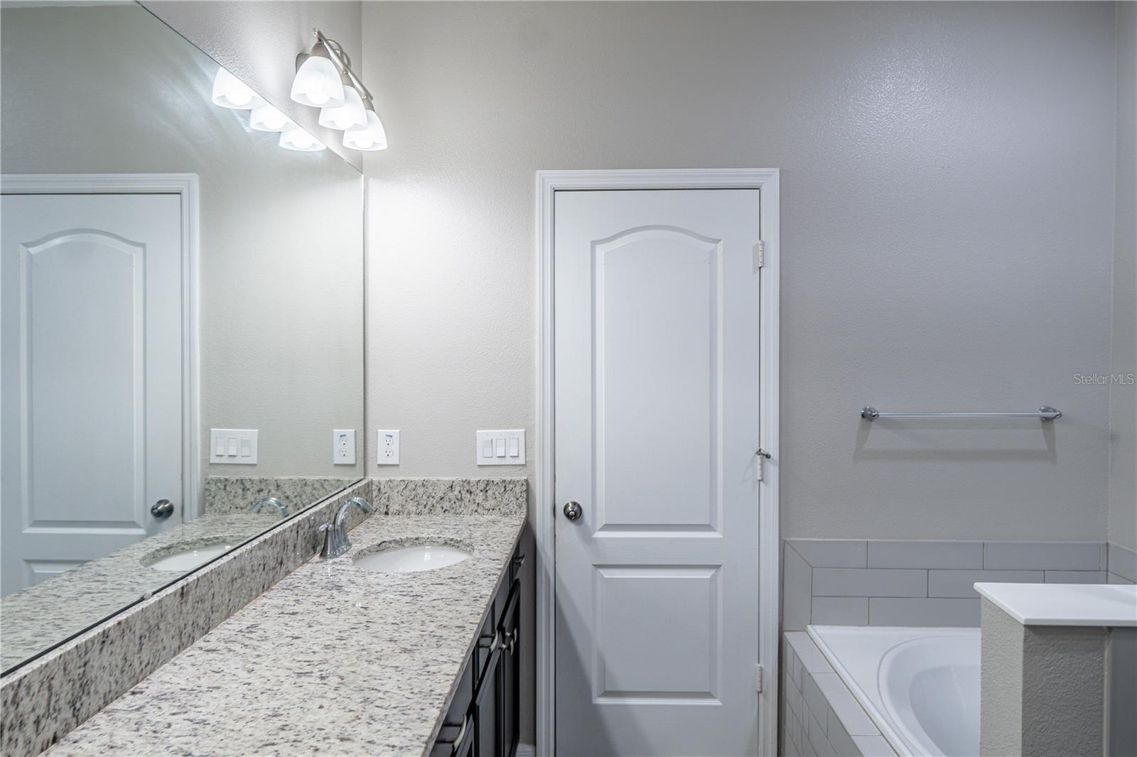 Image 27 of 40 For 11926 Sands Cove