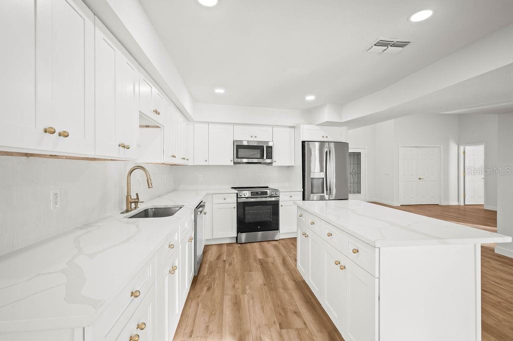 Listing photo id 12 for 3215 Pine Club Drive