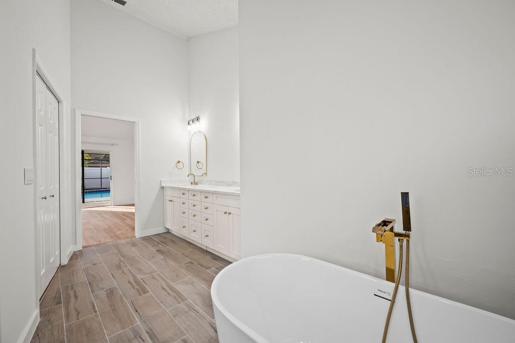 Listing photo id 21 for 3215 Pine Club Drive