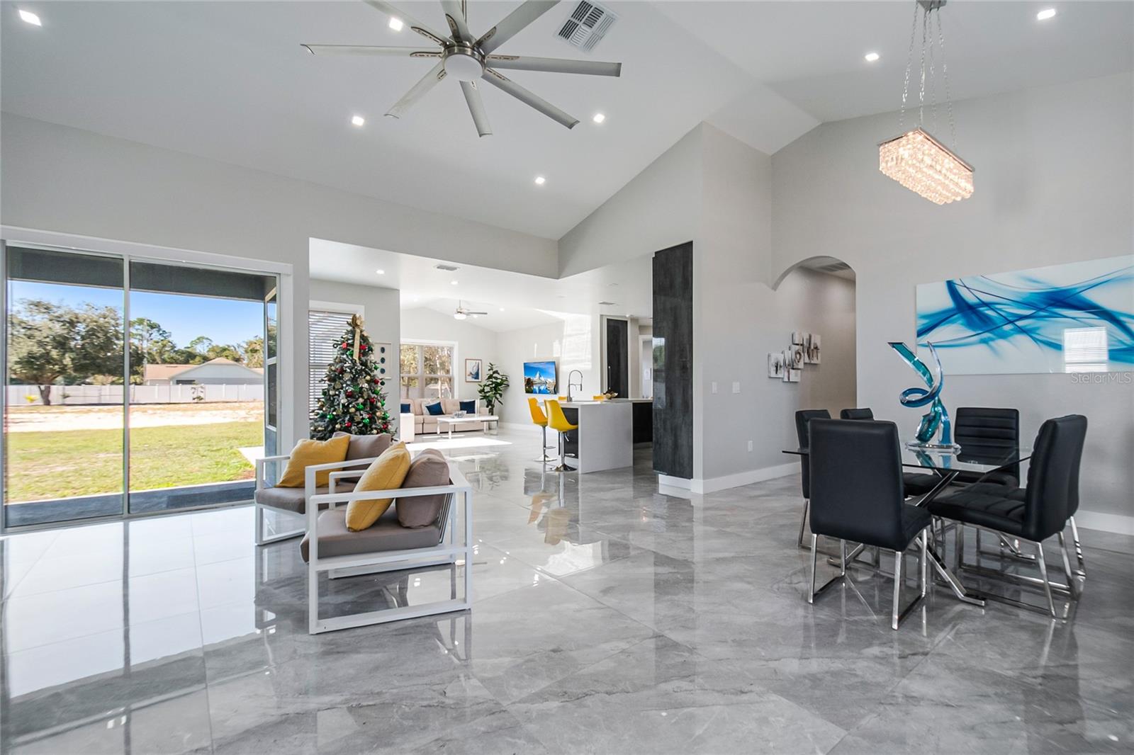 Image 14 of 52 For 2502 Lake Front Drive