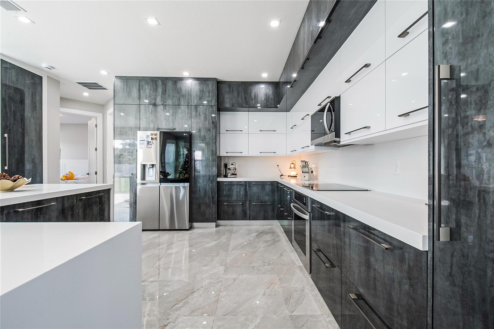 Image 18 of 52 For 2502 Lake Front Drive