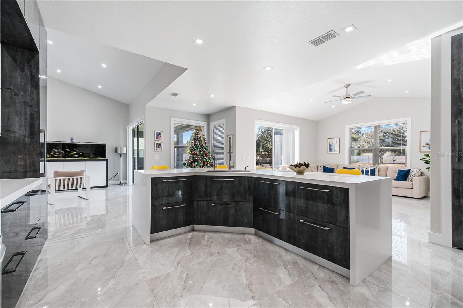 Image 21 of 52 For 2502 Lake Front Drive