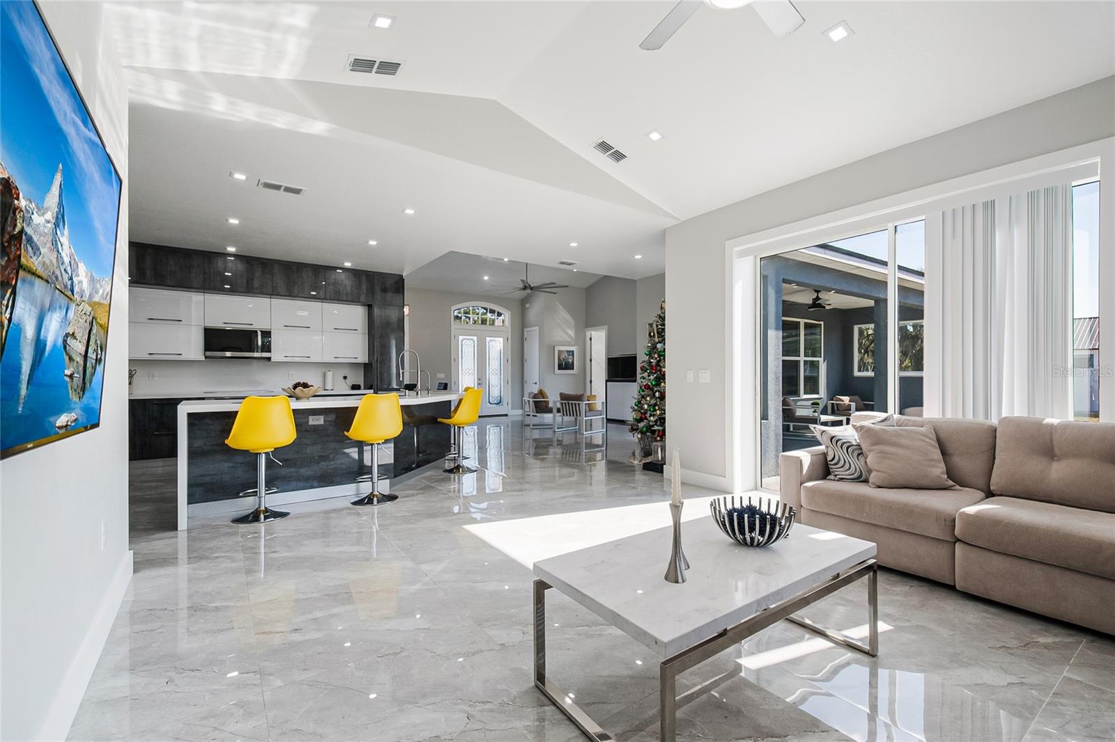 Image 23 of 52 For 2502 Lake Front Drive