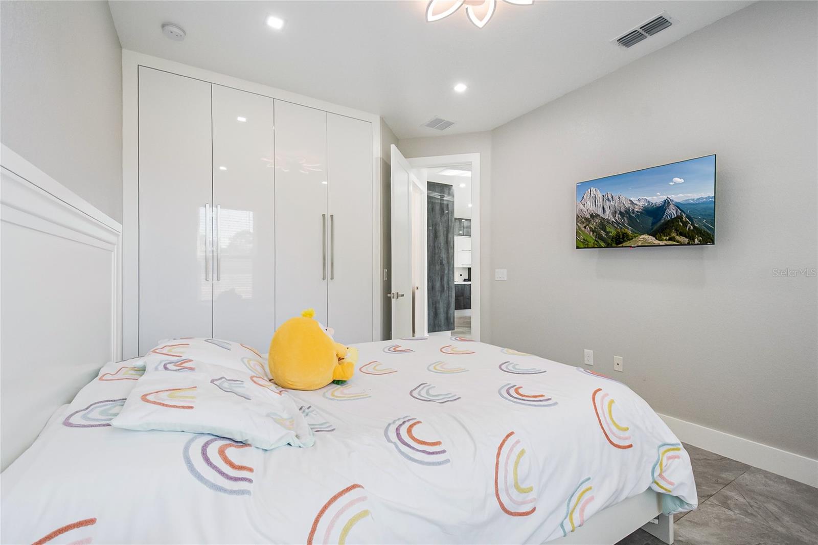 Image 32 of 52 For 2502 Lake Front Drive