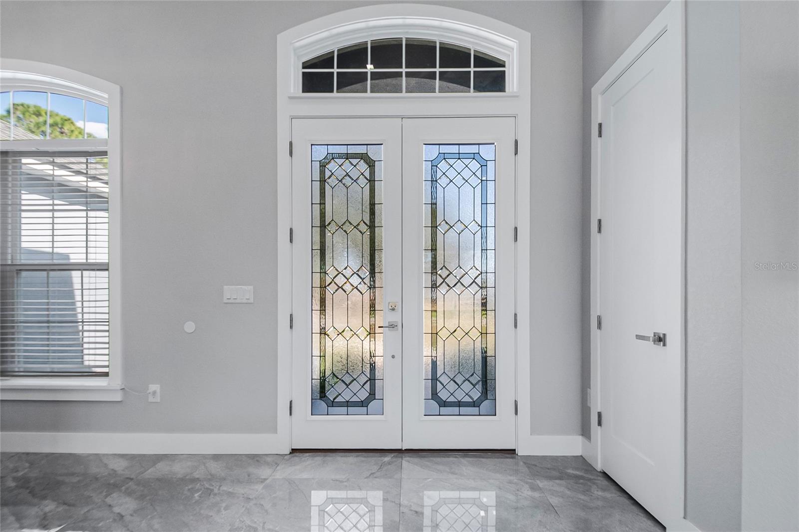 Image 6 of 52 For 2502 Lake Front Drive