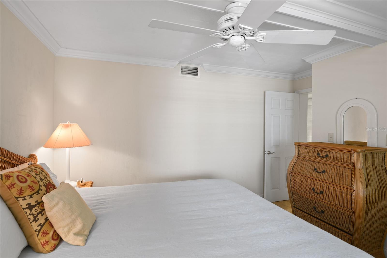 Image 25 of 41 For 5501 Atlantic Avenue 2010