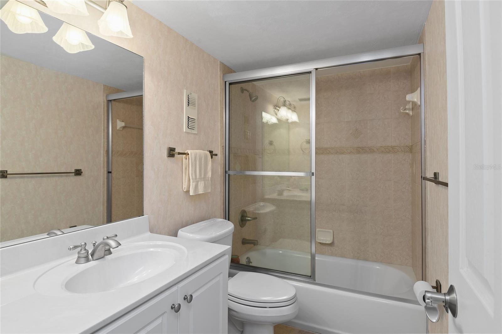 Image 28 of 41 For 5501 Atlantic Avenue 2010