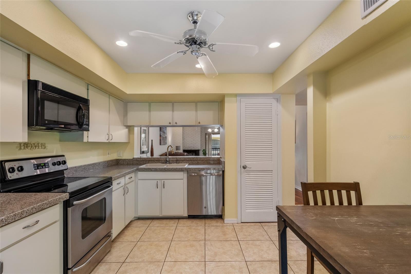 Image 11 of 38 For 1055 Kensington Park Drive 317