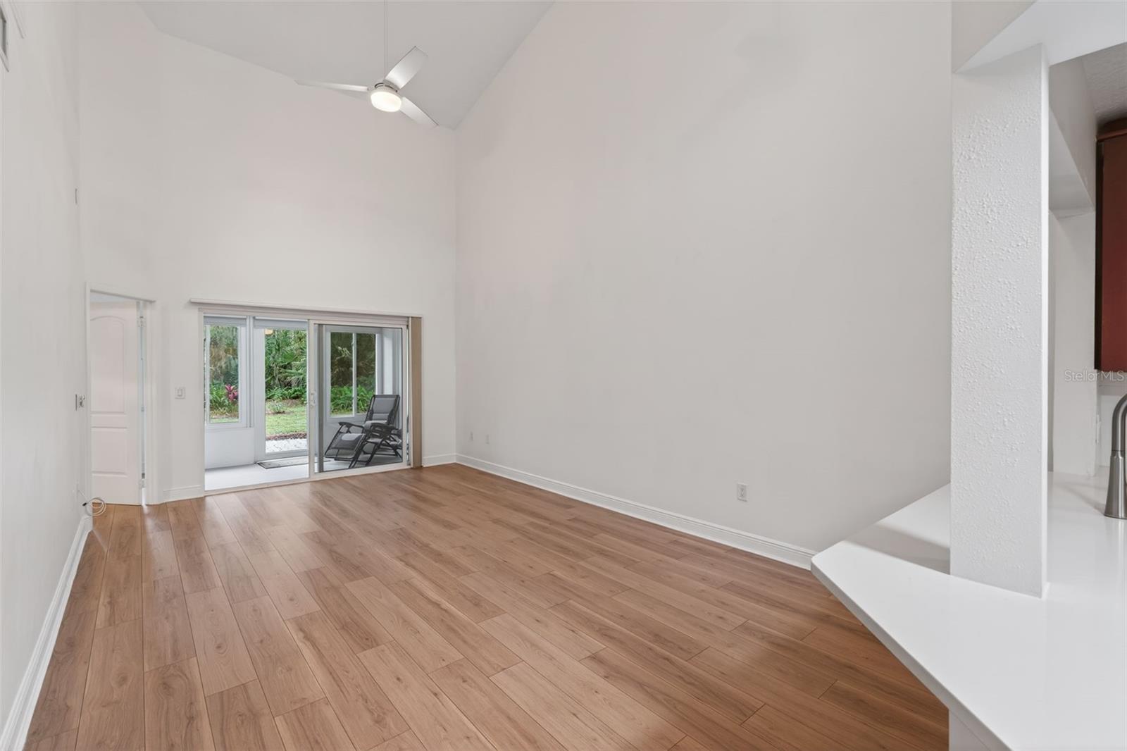 Image 12 of 42 For 525 Oak Terrace 117