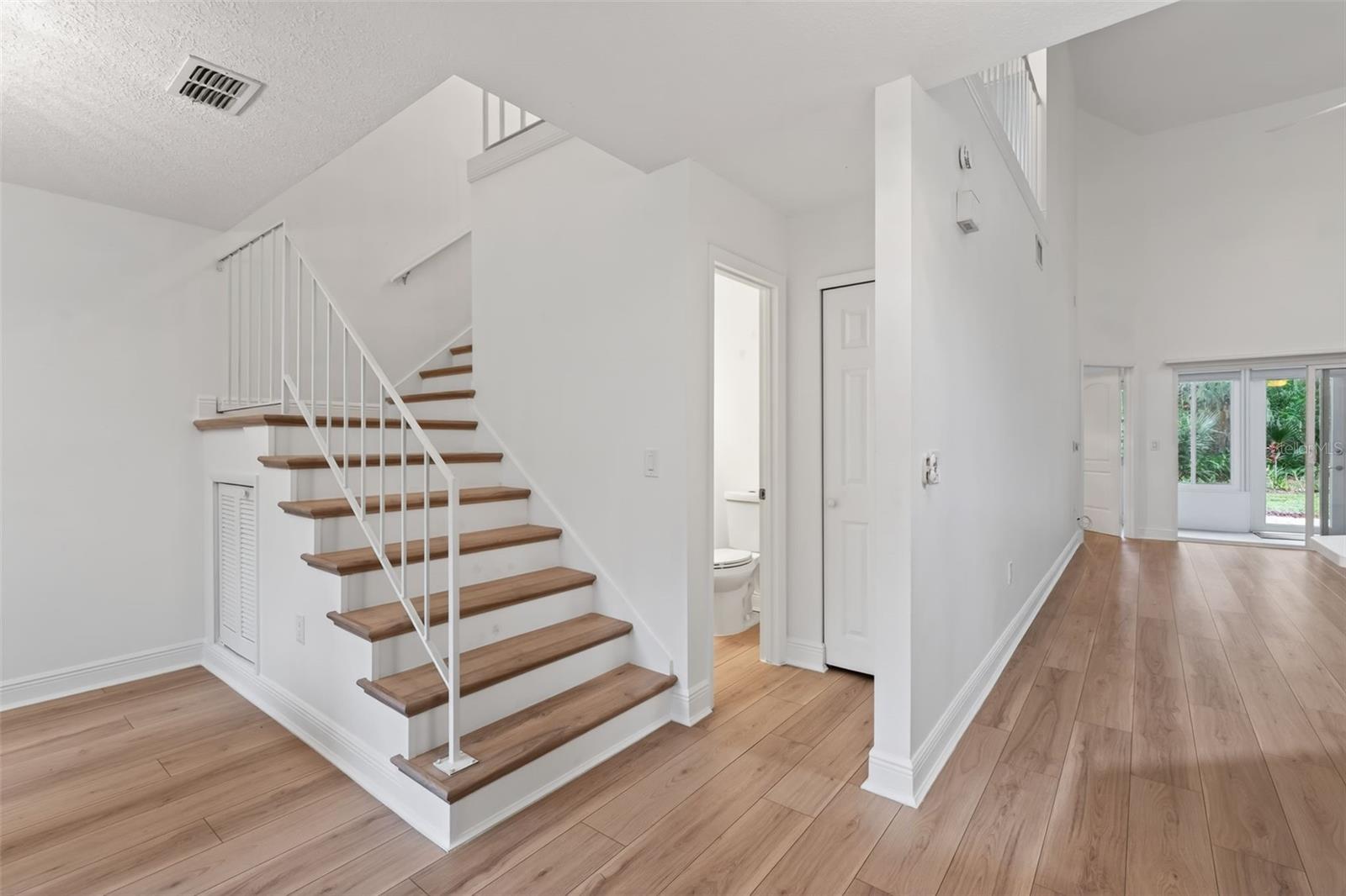 Image 6 of 42 For 525 Oak Terrace 117