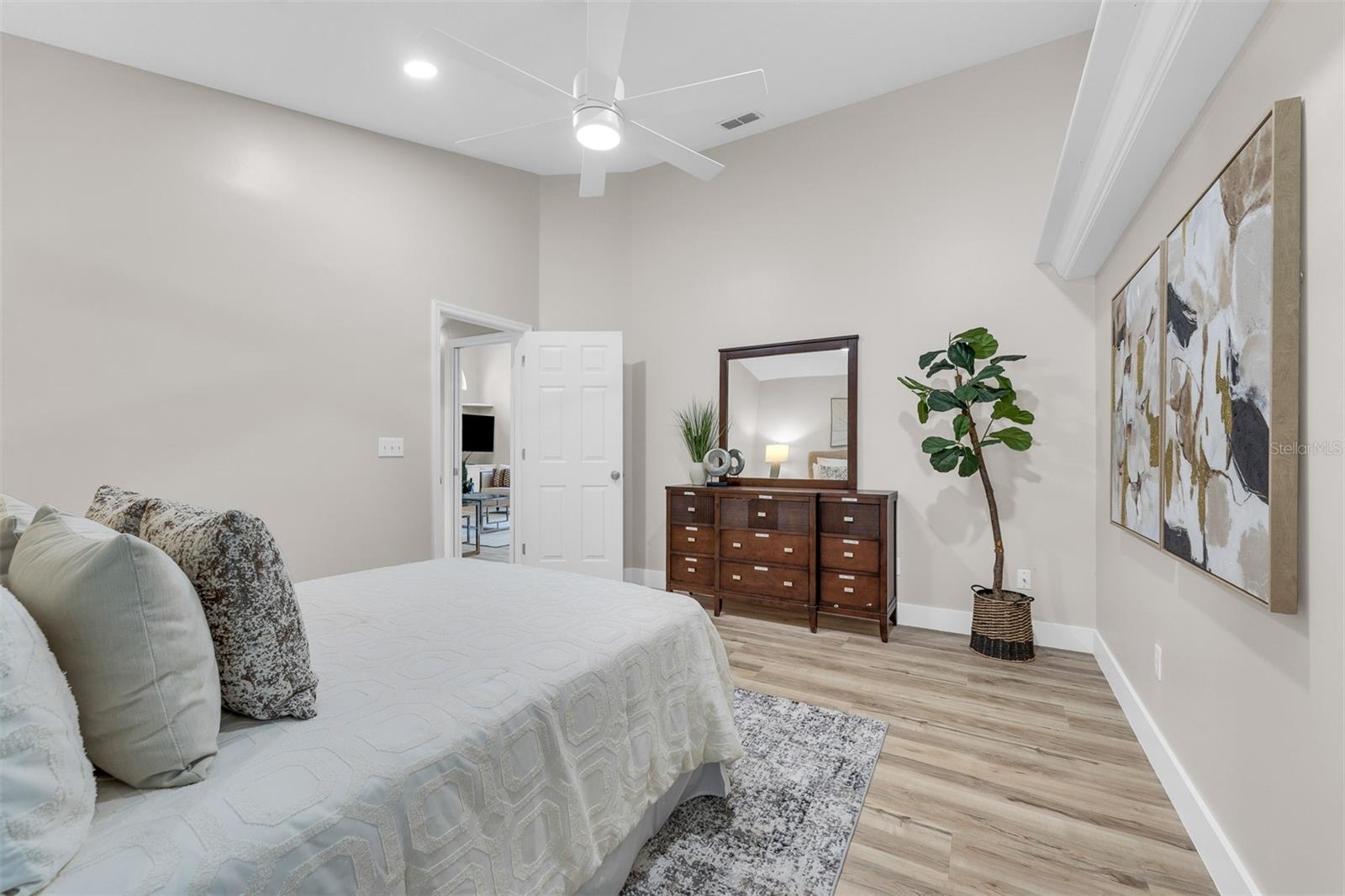 Image 34 of 50 For 845 Coach Lamp Court