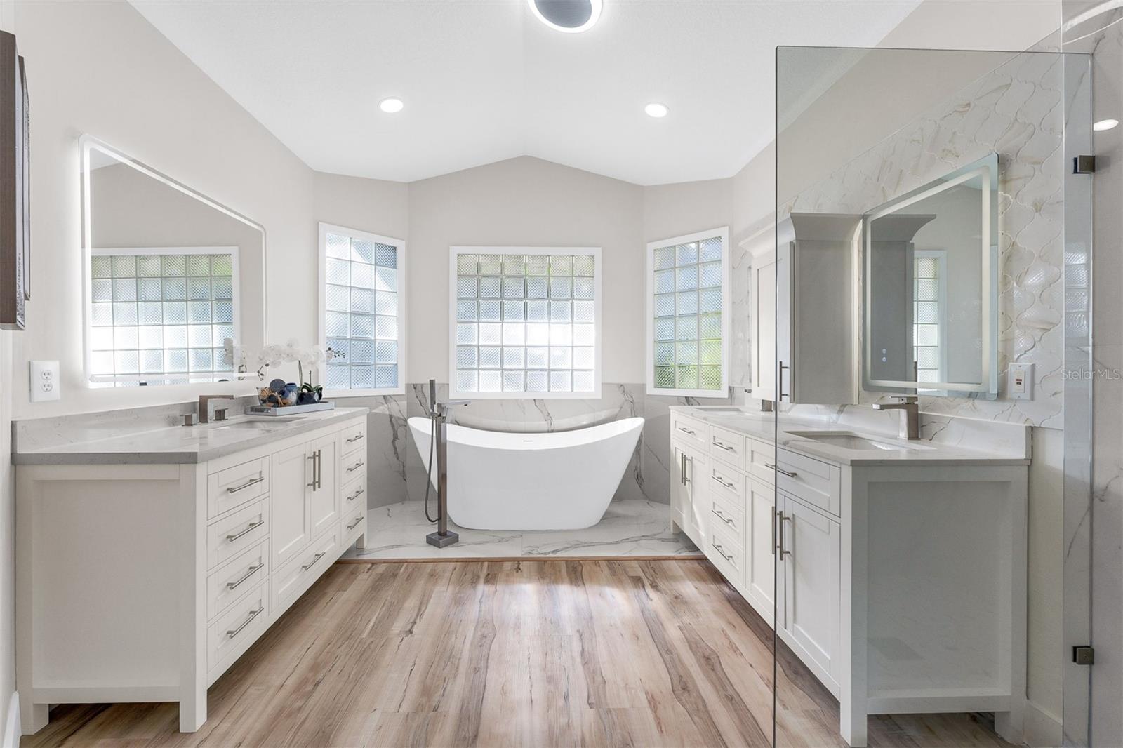 Image 8 of 50 For 845 Coach Lamp Court