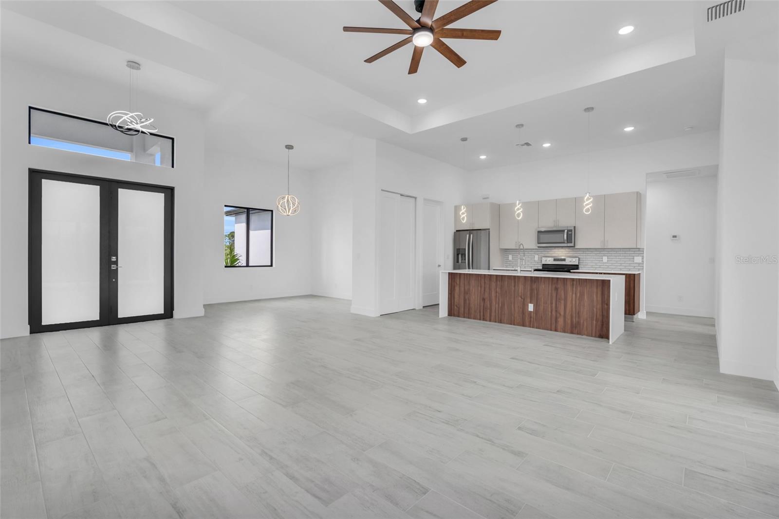 Image 18 of 39 For 15401 Aqua Circle