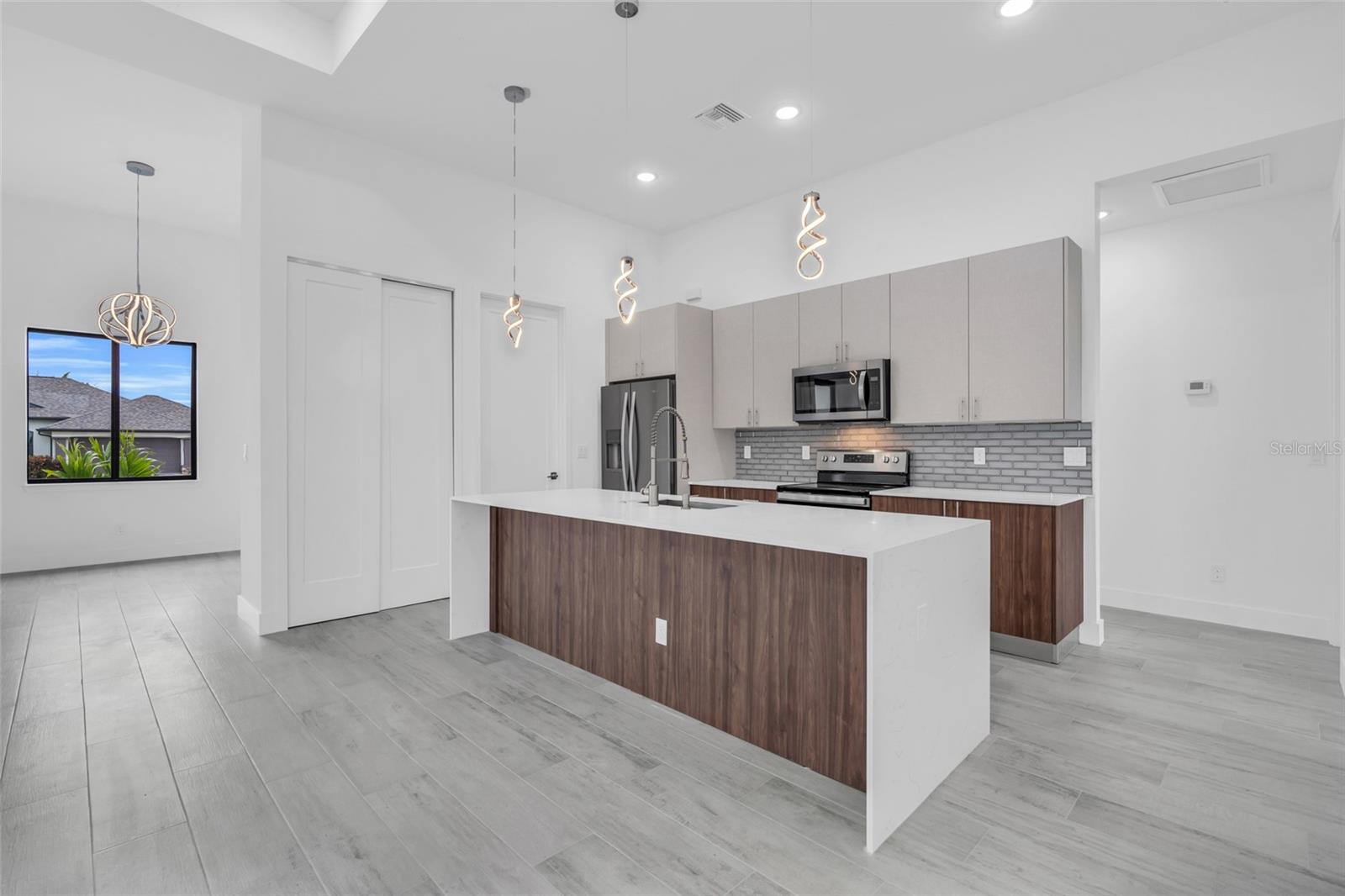 Image 25 of 39 For 15401 Aqua Circle