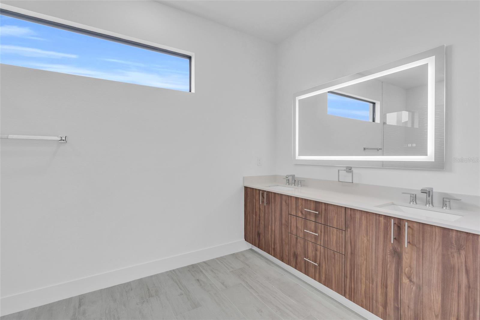 Image 32 of 39 For 15401 Aqua Circle