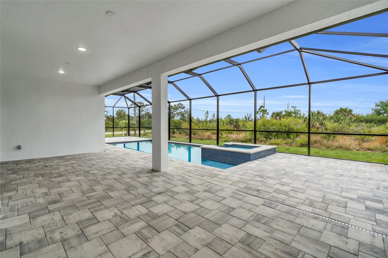 Image 8 of 39 For 15401 Aqua Circle