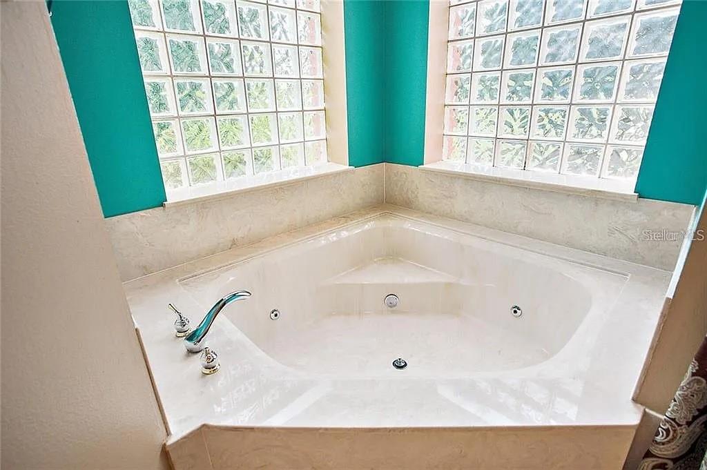 Image 13 of 39 For 627 Yorktown Drive