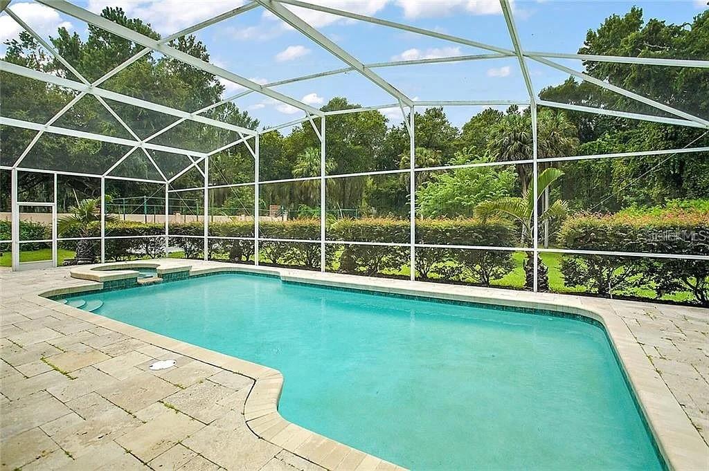 Image 27 of 39 For 627 Yorktown Drive