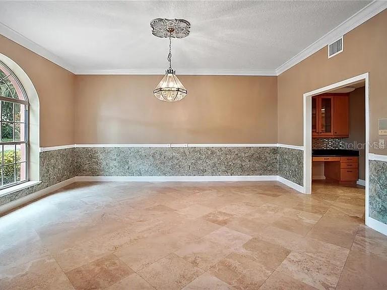 Image 4 of 39 For 627 Yorktown Drive