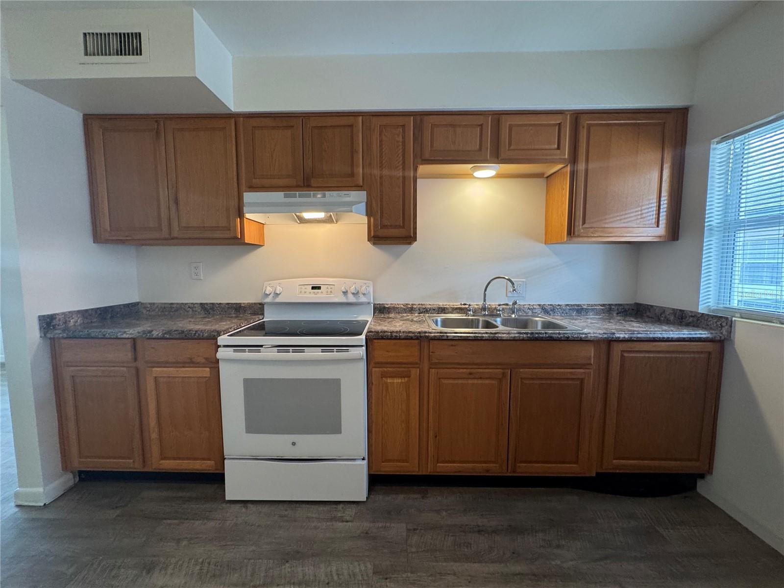 Image 10 of 25 For 206 Yale Street C